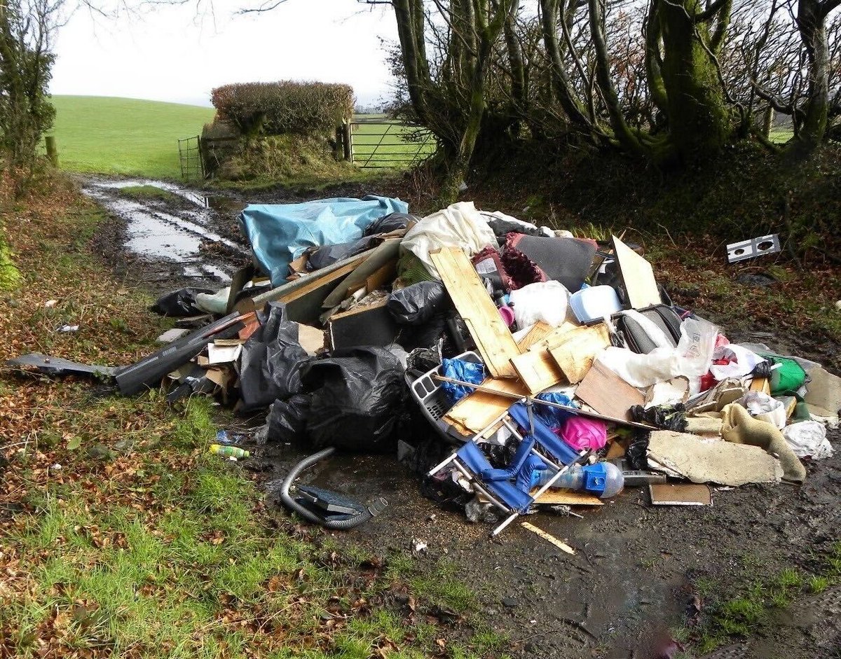 EnvAgency's tweet image. 🌍 Our environment is irreplaceable.

🚫 Criminals dump waste in places that are not designed to safely treat it.

⚠ This damages our environment and pollutes air, land and water.  

Find out what you can do to help us stop waste criminals: environmentagency.blog.gov.uk/2023/03/24/sim…