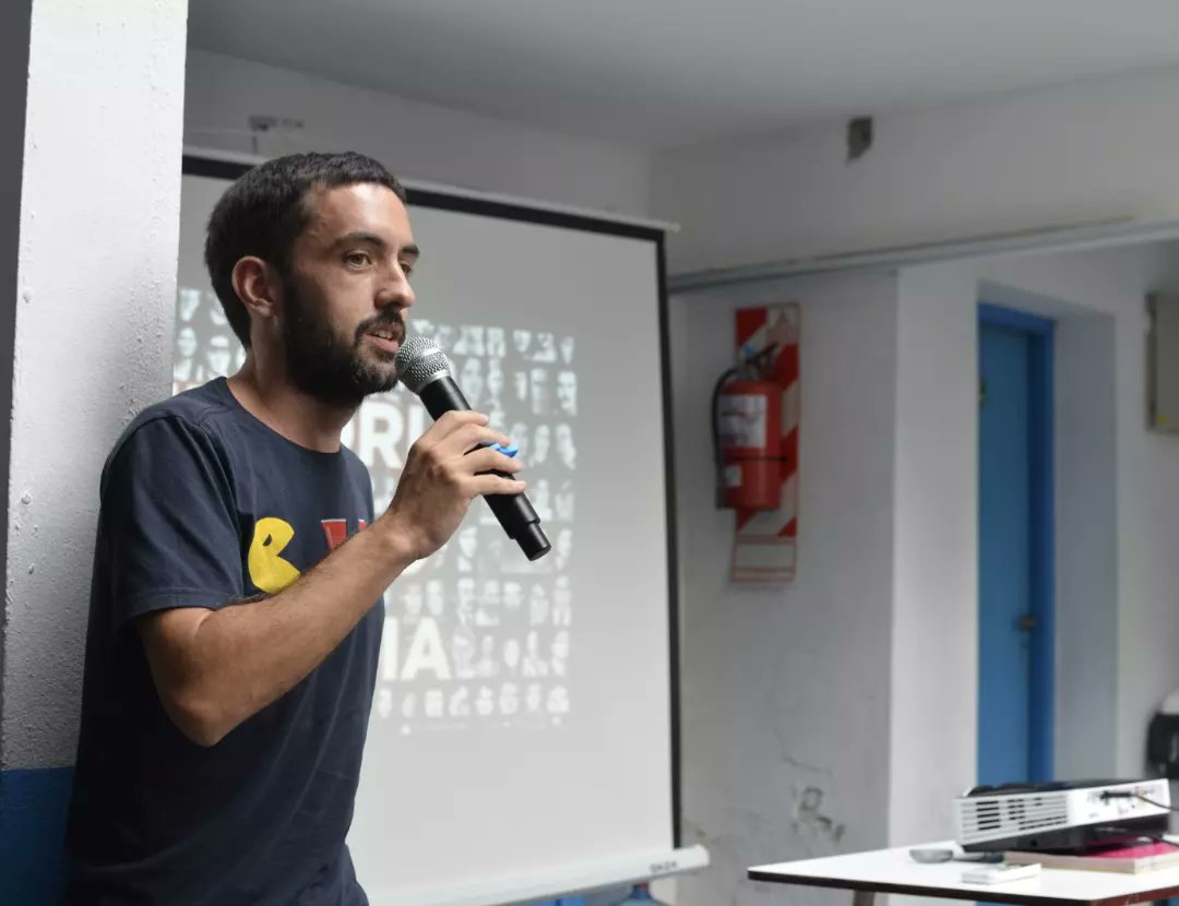 El documental cuenta la historia de Carlos Caldeiro, jugador de Racing Club en los '80, que se negó a almorzar con el dictador Galtieri. Este hecho fue el puntapié para conversar sobre la última dictadura cívico militar que tuvo nuestro país. También participó Julián Scher.