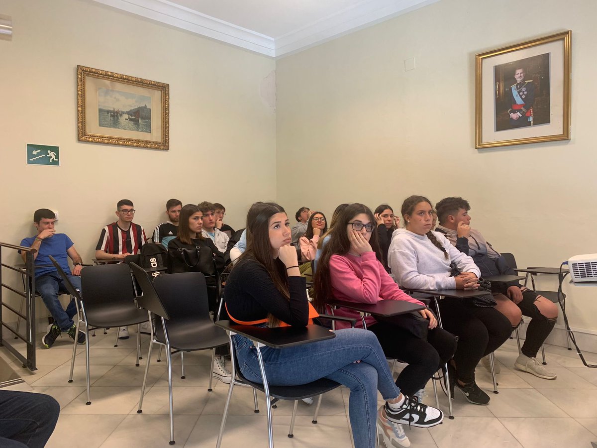 El pasado dia 22 los alumnos de 1º curso del ciclo de Comercio del IES Caura, realizaron una visita a la Sede del Banco de España en Sevilla. Esta actividad esta enmarcada
dentro de la semana de la administración abierta.