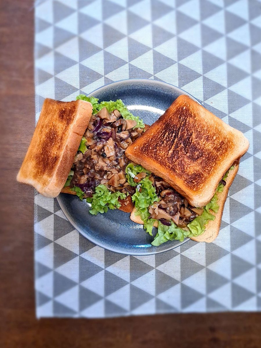 Idea stolen from <a href="/Nico_aka_Phenyx/">Nico</a> 
My sandwich is with salad, mushrooms and vegan chicken chunks, fried with onions. After frying I put the gravy of <a href="/GREENFORCE_FOOD/">GREENFORCE</a> on top. I will find more and more ways to use this delicous gravy. 🤤

<a href="/Dekarldent/">Dekarldent 🌱</a> Timeline und so 
#vegan 
!B