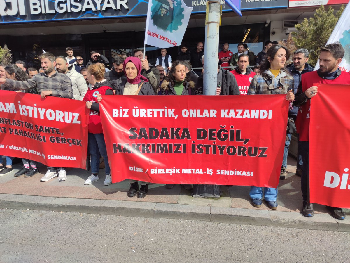 ekmekvegul's tweet photo. Sendikalaştıkları için işten çıkarılan Cengiz-Kolin’e bağlı #Satera Elektrik işçileri, Cengiz Holding önünde açıklama yaptı.

İşten atılan Satera işçisi Zeynep:

👁‍🗨Çıkış kodumuzda hırsızlık da var. Biz böyle bir şey yapmadık! 

https://t.co/P70va3nYrM https://t.co/3Ss7zpGDCL