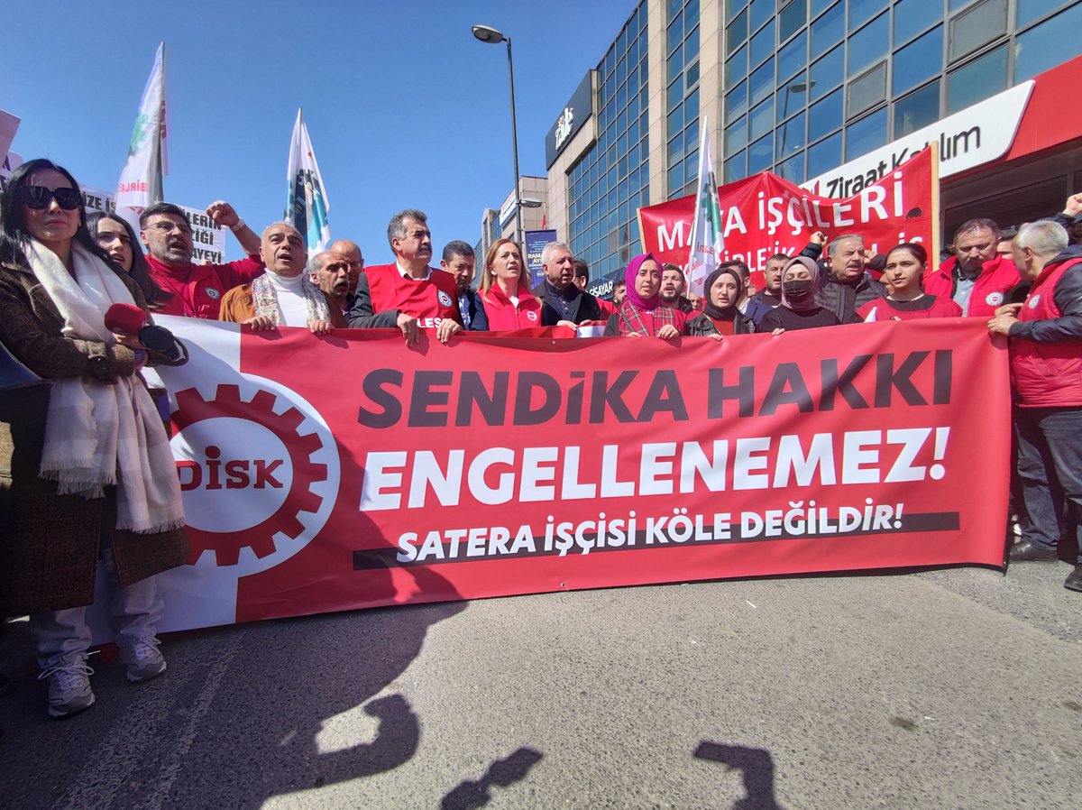 ekmekvegul's tweet photo. Sendikalaştıkları için işten çıkarılan Cengiz-Kolin’e bağlı #Satera Elektrik işçileri, Cengiz Holding önünde açıklama yaptı.

İşten atılan Satera işçisi Zeynep:

👁‍🗨Çıkış kodumuzda hırsızlık da var. Biz böyle bir şey yapmadık! 

https://t.co/P70va3nYrM https://t.co/3Ss7zpGDCL