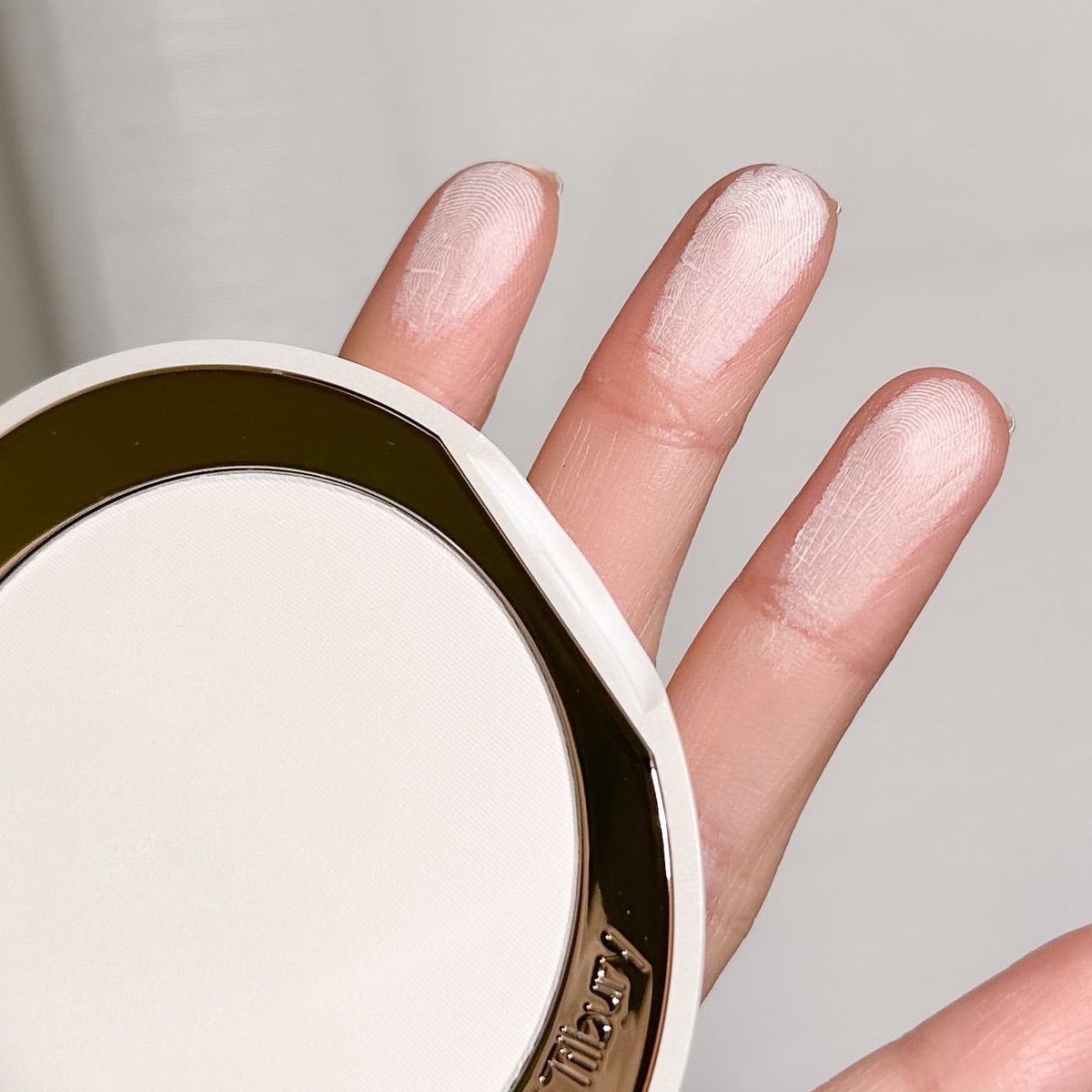fhay_cotton_h's tweet photo. เป็นแป้งลูกรักตอนนี้มากกกของ Charlotte Tilbury เลยย ฟีลแป้งฝุ่นโปร่งแสง ลงทับพวกรองพื้นคือไม่ทำให้ผิวดรอป ปรับผิวสว่างแบบธรรมชาติ ฟีลได้ใช้ได้ทุกวัน ไม่หนักผิวด้วยยย หน้าผ่องทั้งวันเลยย รักกกก https://t.co/WMjGxEiGSw