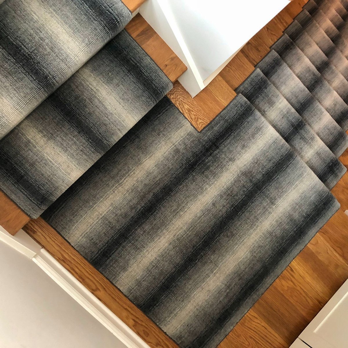 stantondesignco's tweet photo. Loving this install of Privee Prisma🤩
View all colors: https://t.co/97leLA5fYg
@russelmartincarpetrugs #stantoncarpet #carpetrunner #carpetlove #luxurycarpet #interiordesign #stairrunner #staircases #homeinspo #luxurydesign #striped #woolcarpet #rosecore https://t.co/qxLqhyBE3l