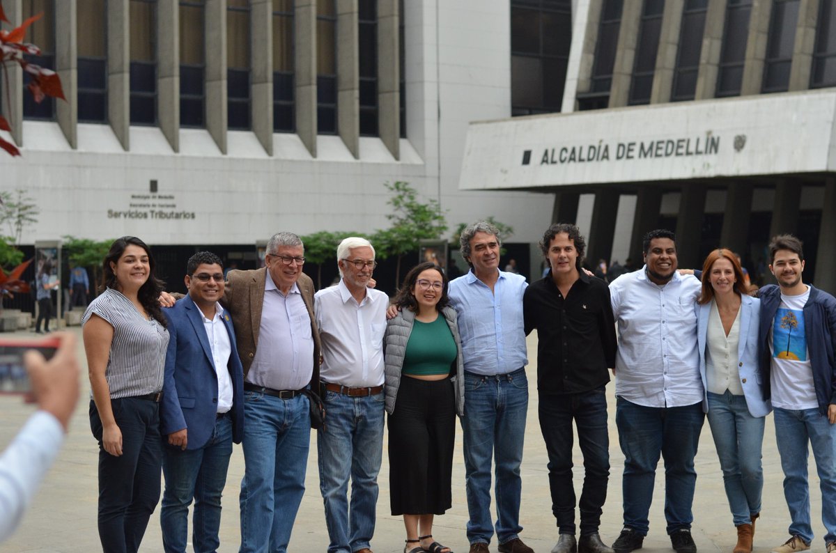 sergio_fajardo's tweet photo. Dignidad &amp; Compromiso. Hoy estamos en Medellín. Ciudad apasionante y hermosa, resiliente y orgullosa. Hoy de nuevo agobiada por el huracán de la corrupción que ha destruido sin piedad los avances de tantos años. Medellín, de nuevo a levantarse. Se puede. https://t.co/CHOQUbWAym