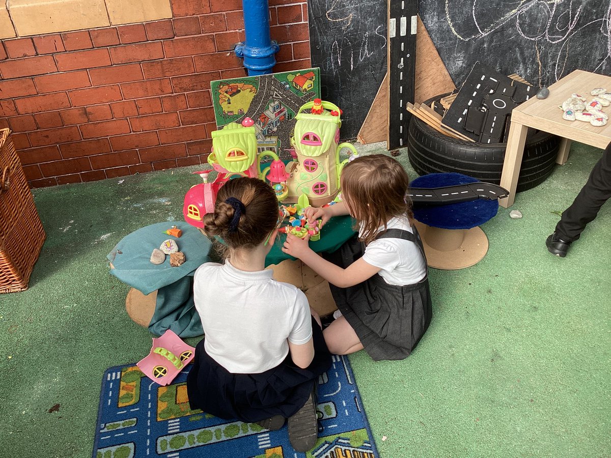 Vernon56KS2's tweet photo. Miss Ridgway’s class are enjoying some thrive time with their buddies in Miss Hannah’s class! #VPPWellbeing #ThriveTime https://t.co/Vfxef7QFFK