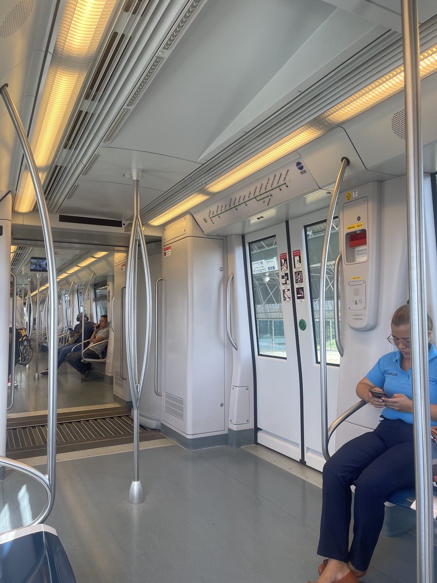ecumenia's tweet photo. ⁦@elmetrodepanama⁩ se está volviendo costumbre siempre tener esto dañado.. adivinando las paradas por la ventana estamos !! https://t.co/pN1Ct525bM