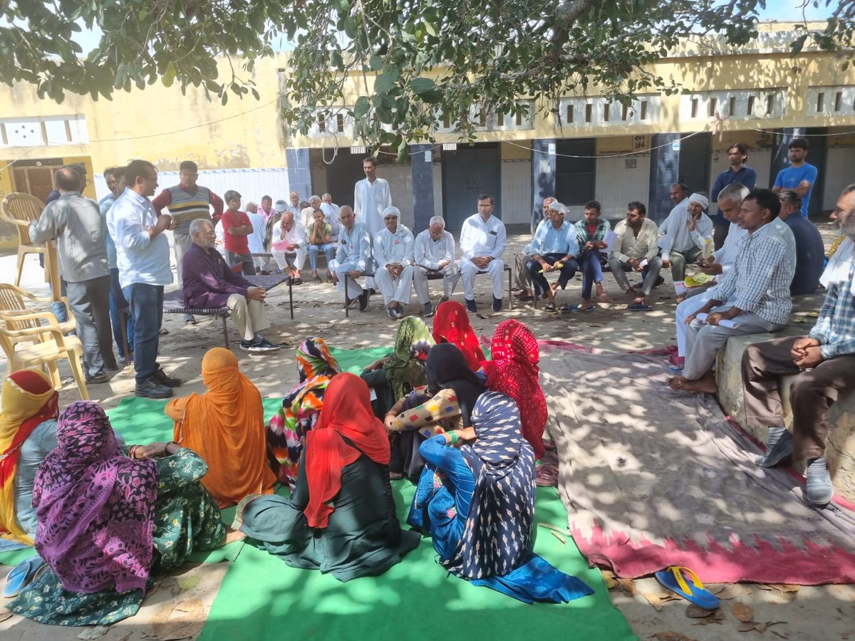 HaryanaCitu's tweet photo. हरियाणा के अलग अलग हिस्सों में मजदूर किसान संघर्ष रैली के लिए जत्थों के माध्यम से जनसंपर्क अभियान जोरों पर। गांव गांव मजदूर किसान कर रहे हैं जनसभा।
@cituhq @KisanSabha @cpimspeak 

#MazdoorKisanSangharshRally
#workerpeasantunity
#NoMoreModi https://t.co/PgVRQxE251