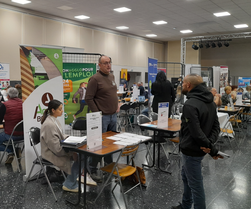 cruveille's tweet photo. Ce matin a eu lieu le Forum de l'emploi sur Oraison! 
On remercie les entreprises présentes sur l'évènement🙂  
#emploi  #Forum https://t.co/nfOutnyUVT