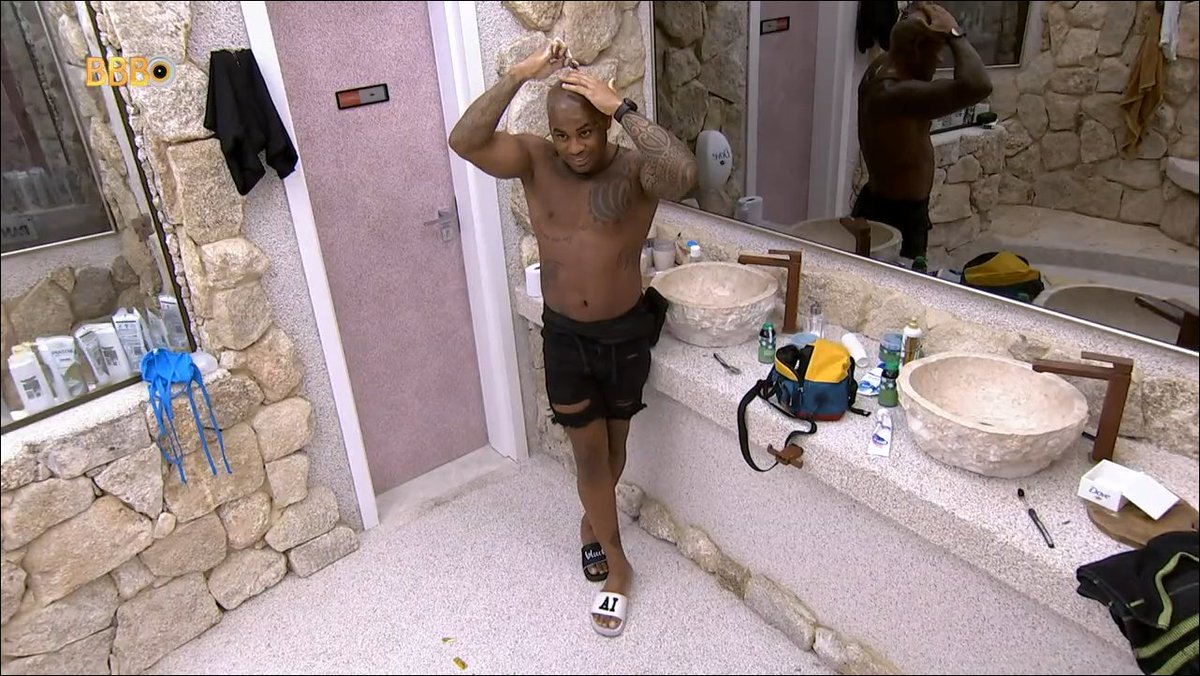 cezarblackk's tweet photo. ⚓️Cezar fred e domi conversando no banheiro:

Cezar- "Me responda uma coisa de la de fora Fred que preciso muito saber"

Fred- Fala Nego"

Cezar- "APROVARAM O PISO DA ENFERMAGEM?"

#BBB23 #TeamBlack #Enfermagem https://t.co/OmLPSpyCMG