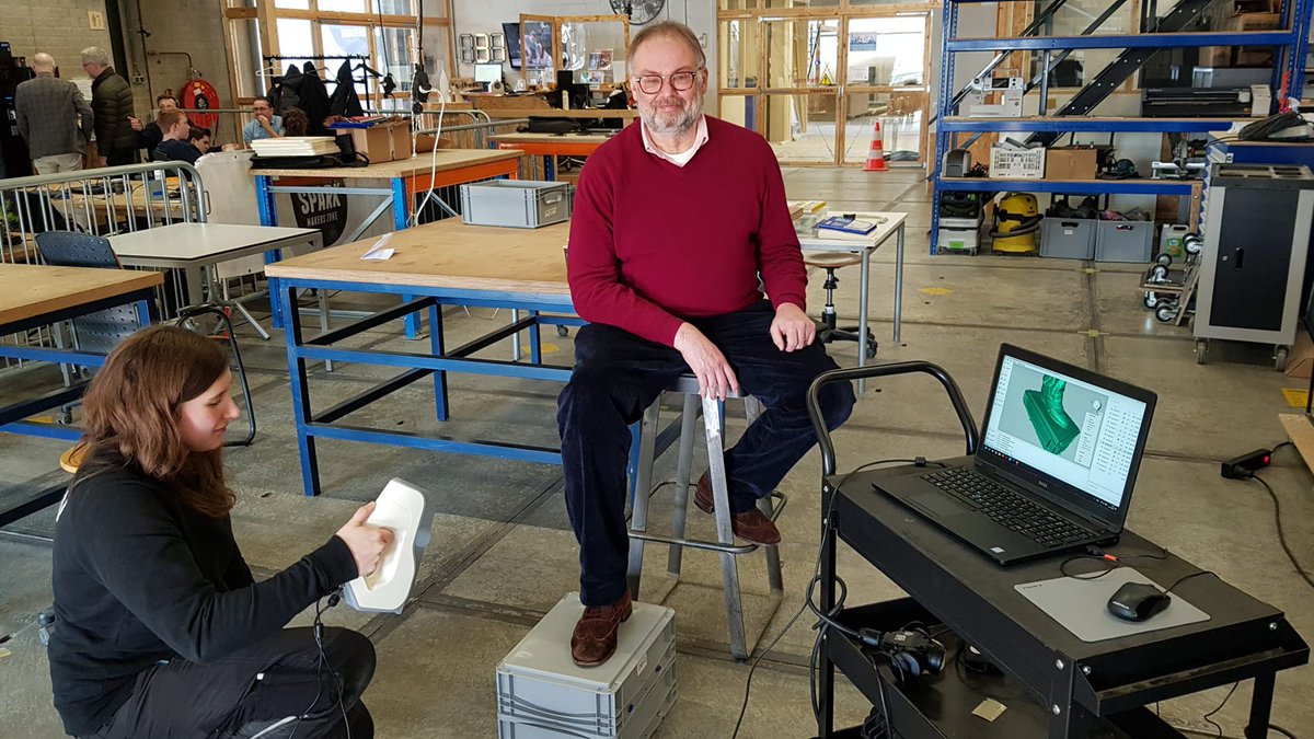 Bij de heropening van het <a href="/Grasso_denbosch/">Grasso</a> pand kreeg oud wethouder <a href="/JanHoskam/">Jan Hoskam</a> <a href="/shertogenbosch/">'s-Hertogenbosch</a>  een zaal naar hem vernoemd. Daarvoor mochten we zijn schoenen inscannen, digitaal modelleren en 3D printen in maat 44,5.
Wil je het maakproces zien?: lnkd.in/eQ9wphjW