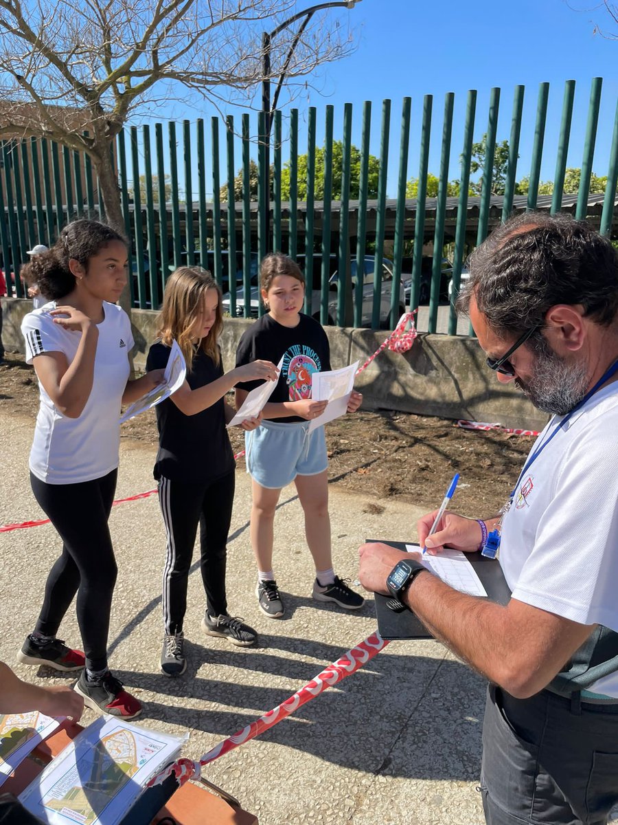 CeipRaza's tweet photo. Ayer nuestros alumn@s de 6º junto con compañer@s de @Bandaran y @CeipJulio participaron en una Carrera de Orientación🧭 en el Parque Guadaira y Bermejales🌳 Cabe destacar la experiencia educativa y el clima de convivencia. ¡Gracias @adolinces por la cartografía! @ProEdSaludable https://t.co/wuFPBlnJ4d