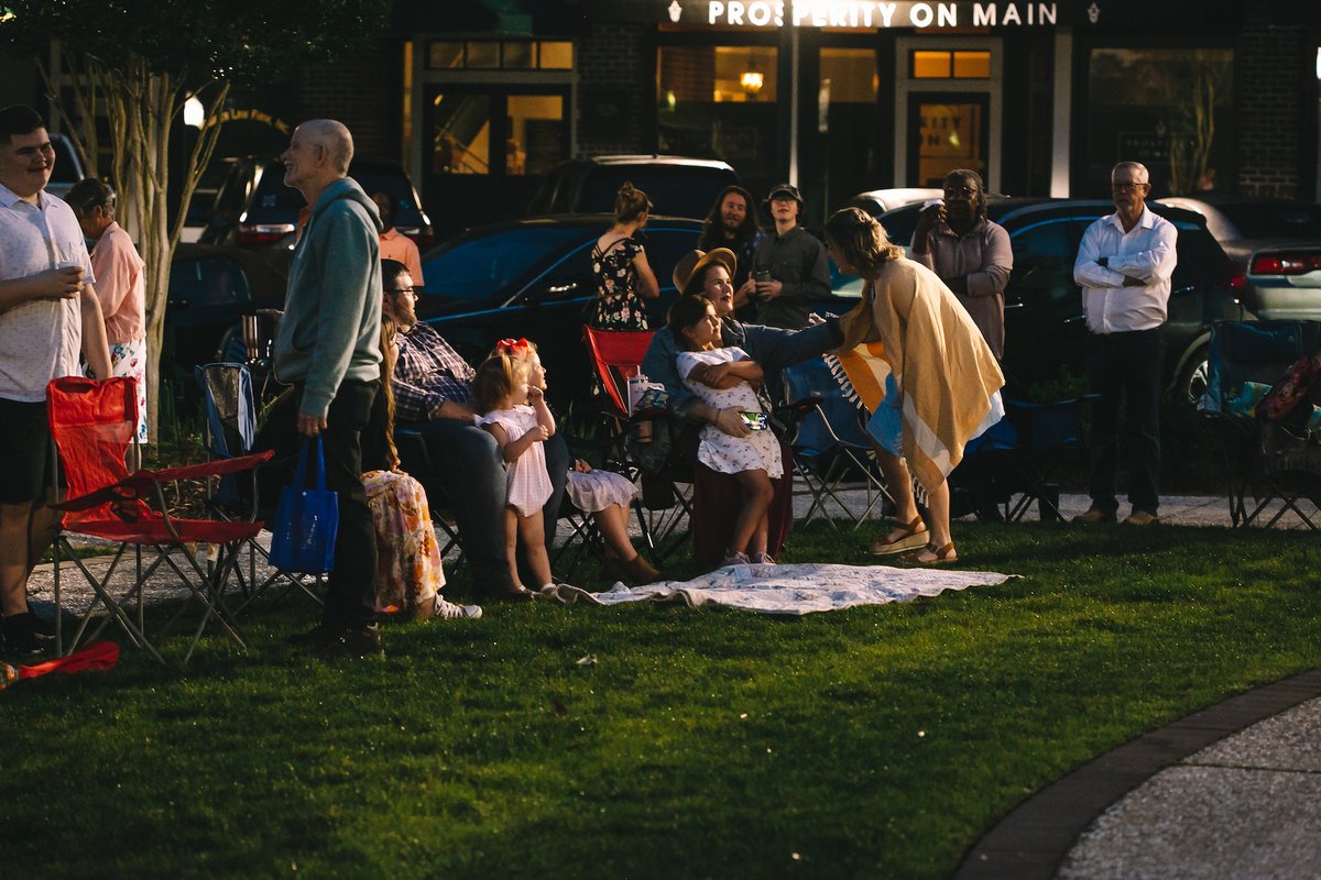 SeacoastChurch's tweet image. This Easter, our Summerville campus returns to Hutchinson Square for a special sunrise service! 

If you live in the Summerville area, don't miss this unique experience. For details on this and all of our Easter services, visit seacoast.org/easter. 

#summervillesc