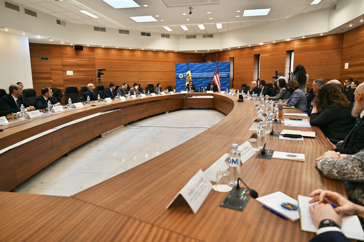 US_EUCOM's tweet photo. USEUCOM strategy, plans and policy director @usairforce Maj. Gen. Daniel Lasica traveled to Chișinău, #Moldova, March 13-15, for engagements with officials from the Moldovan general staff and ministry of defense.
@USembMoldova @DeptofDefense #StrongerTogether #PartnerStrong https://t.co/nqkGhE0nhi