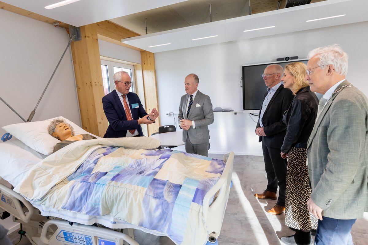 De eerste mbo-schoollocatie in een ziekenhuis in Nederland is een feit. Commissaris van de Koning, Arno Brok, opende op donderdag 23 maart de nieuwbouwlocatie van ROC Friese Poort  op het terrein van Nij Smellinghe in Drachten. Lees het artikel via: nijsmellinghe.nl/openingschooll…