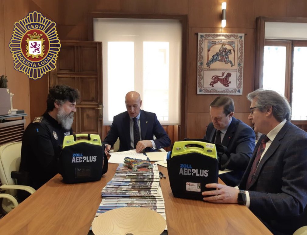 LeonPolicia's tweet photo. La Cámara de la Propiedad Urbana de Leon @CPULeon hace donación de dos desfibriladores #DESA a #Tu092León , para prestar un mejor servicio a la ciudadanía de #LeónEsp 
#PolicíaLocalCercaDeTi https://t.co/4xgx2bzQ1s