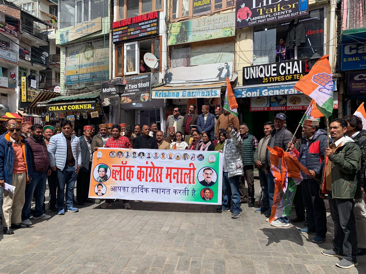 Ranu_manali's tweet photo. #RahulGandhi 
राजनीतिक दबाव के चलते सूरत के एक कोर्ट द्वारा कांग्रेस के पूर्व राष्ट्रीय अध्यक्ष एवं सांसद श्री राहुल गांधी जी के खिलाफ तथाकथित फैसले विरोध मे  विधानसभा कांग्रेस मनाली ने  विरोध प्रदर्शन किया... @RahulGandhi जी इस मामले में न्यायसंगत अपील दायर करेंगे। ✊✊✊ https://t.co/AkKMEMitRN