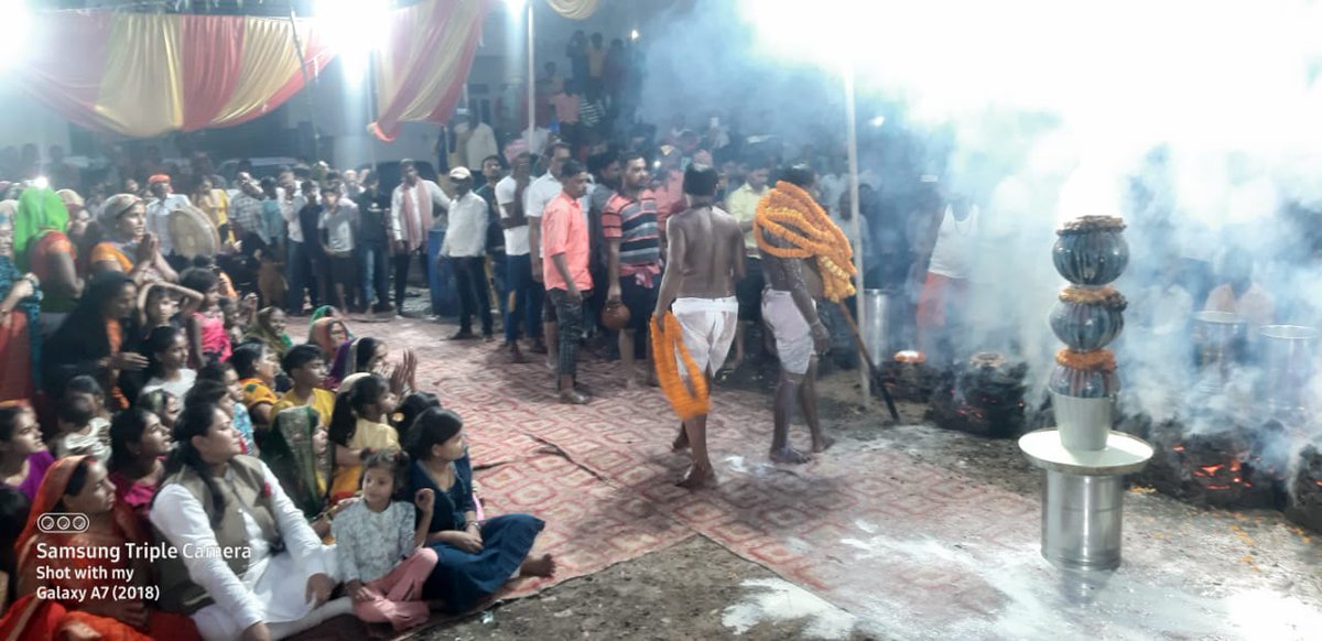 वाराणसी महमूरगंज, रानीपुर क्षेत्र में नवरात्र के पावन दिवस में समाजवादी साथी विरेन्द्र यादव जी द्वारा आयोजित करहा पुजन में सम्मिलित होने का सौभाग्य प्राप्त हुआ। लोक जन कल्याण हेतु काशी दास बाबा की पूजा (कराह पूजा) के शुभ अवसर पर हजारों की तादाद में श्रध्दालु उपस्थिति थे।