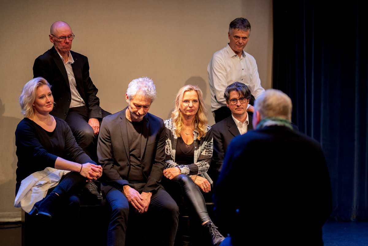 TheatergrpDroog's tweet photo. Hier nemen we nog even de laatste puntjes door, want morgen is alweer de première van onze voorstelling 'De liefde in 1000 stukjes'!

De kaartverkoop gaat hard, dus wees er snel bij als u wilt komen kijken! Kaarten kunt u bestellen via https://t.co/bRMVkYxqYU Tot in het theater? https://t.co/HTEu6bFkJG