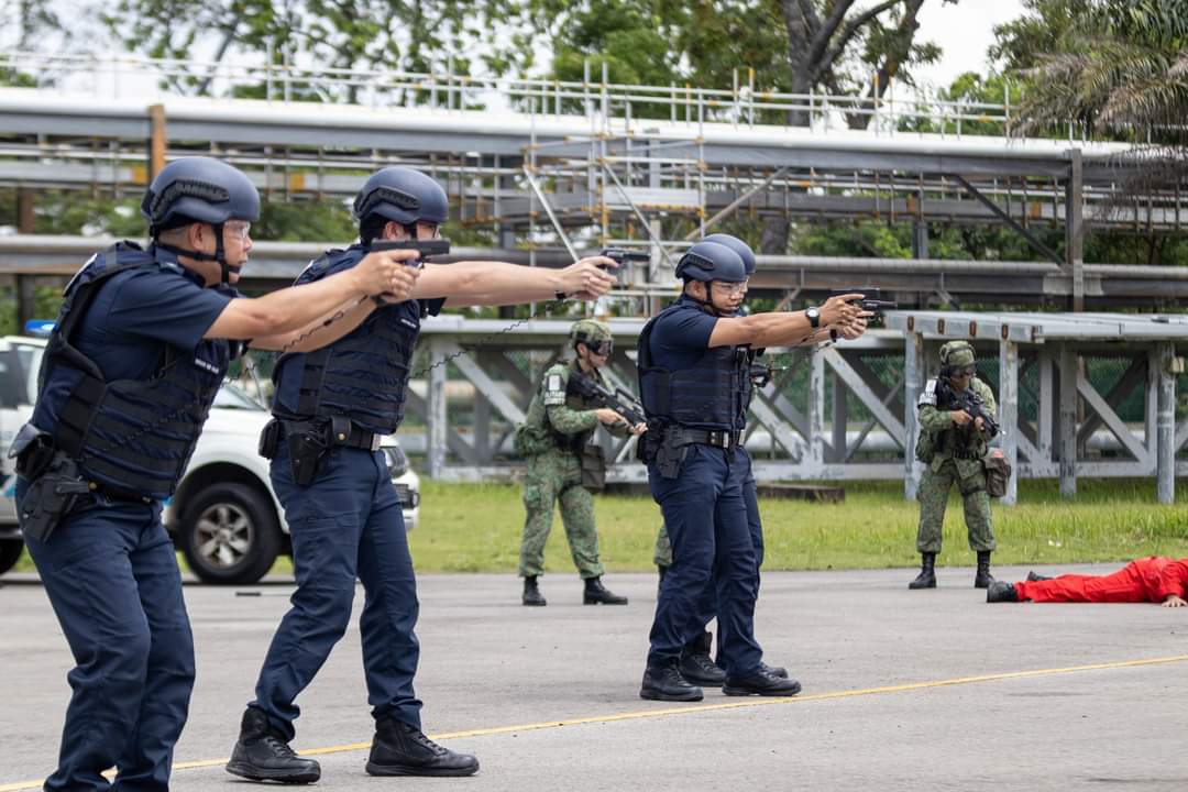 emia_tn's tweet photo. Coopération militaire et de défense : le #COMTN se rend à Singapour. Présentation de la défense opérationnelle du territoire singapourien puis démonstration avec #NORTHSTAR, exercice tactique qui teste la coordination interministérielle en cas de crise majeure #Interalliés https://t.co/iymyTDTE3v
