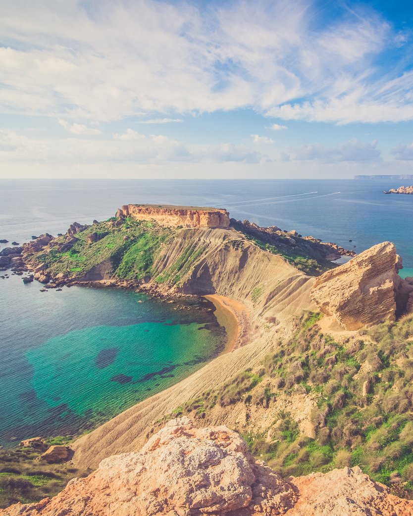 📍Ghajn Tuffieha Bay, Malta

¿Sabías que esta bahía es conocida como la Bahía de las Escaleras? 

Para acceder a ella hay que bajar más de 200 escalones, lo que la convierte en una de las playas más tranquilas y menos transitadas de la isla. 💆