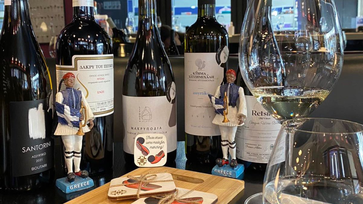 Tomorrow is a big day for Greece - 25th March - and we celebrate our independence; the beginning of the revolution! Traditionally on this day, we eat cod with a garlic sauce (skordalia), so we selected some wines that pair perfectly with those intense flavors. 
Chronia Polla!