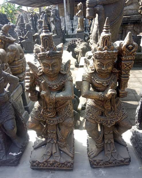 GlHindu's tweet photo. Patung (perspektif orang Hindu)

Anda pernah jalan2 ke daerah Kapal, Bali? Itu lho jalan raya antara Mengwi dan terminal Ubung 😁

Di kiri kanan jalan sepanjang ratusan meter berjejer patung2 berbagai bentuk dan ukuran. Berbahan adukan pasir dan semen, ada jg dari kayu. Dijual. https://t.co/rqsewQtCIY