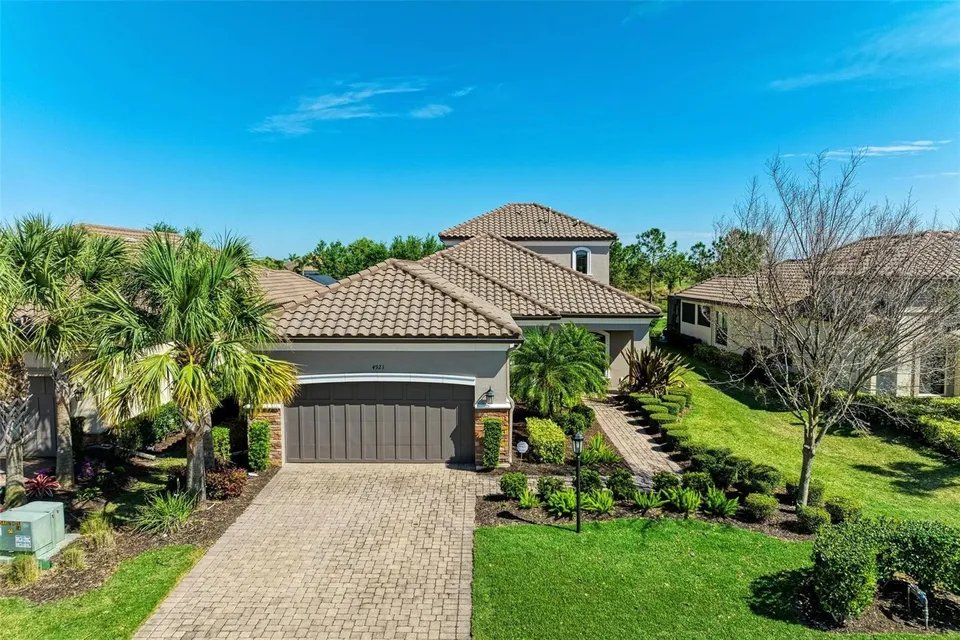 REofFLORIDA's tweet photo. MLS# RX-10859998
Bradenton, FL / Esplanade Golf &amp; CC
4 BR | 3+ BA | 2740 sq ft | $1,349,000
View MLS Details &amp; More >https://t.co/nQueASEgvt
******
Receive MLS Data for any Florida Golf Home
Golf Home Finder >https://t.co/Hbp3FBvcPy https://t.co/rscyvS19vJ
