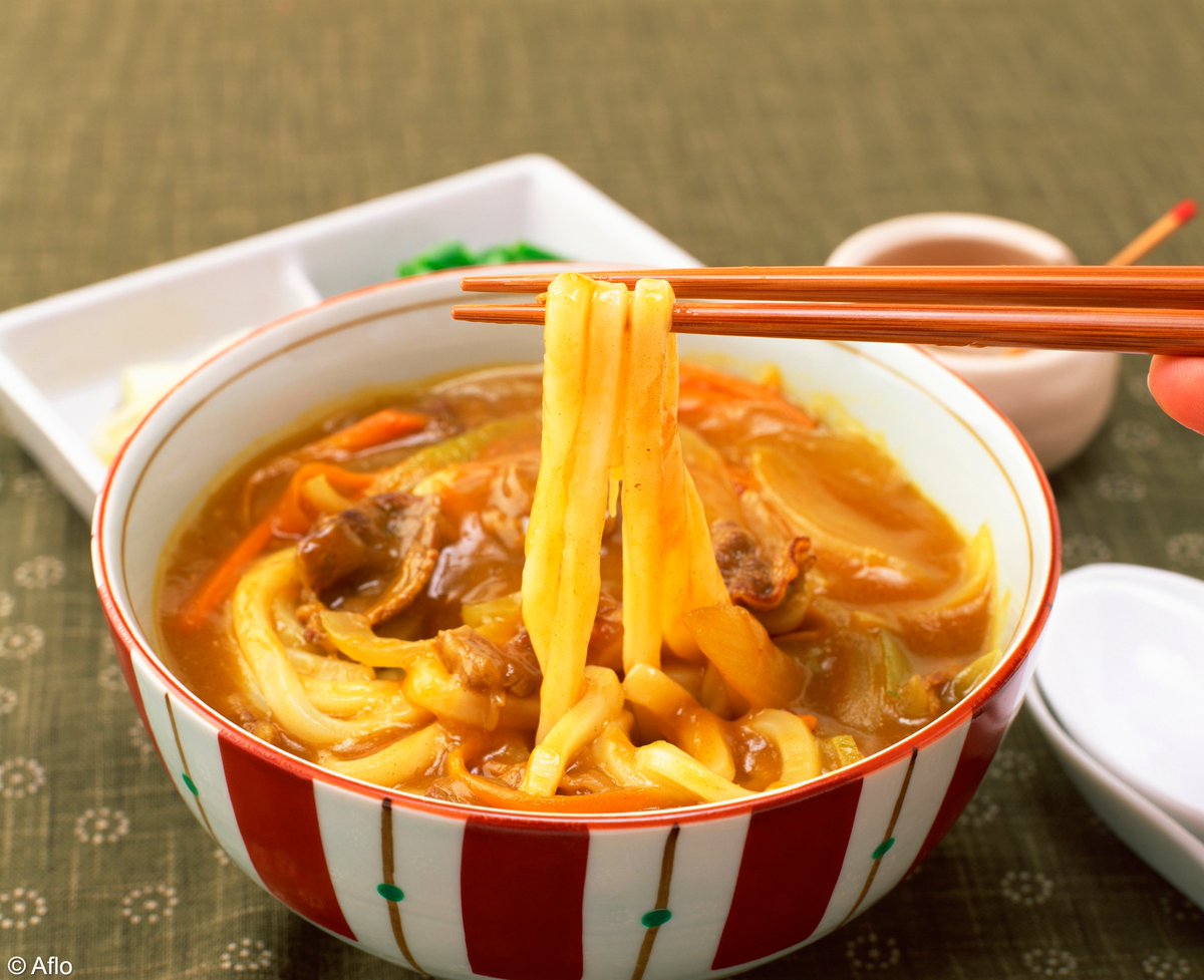 Saviez-vous que le #curry japonais ne se mange pas uniquement avec du riz ?🍛

Il se marie en effet très bien avec les nouilles👉 le « kare udon », est un plat très populaire au #Japon 🇯🇵 ! #カレーうどん🍜