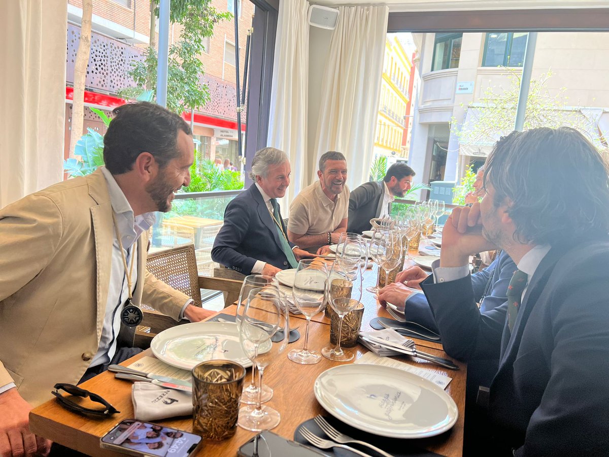 Nuestro almuerzo mensual tiene un carácter especial en el día de hoy...

Visitamos #Atrezzo con un anfitrión ejemplar como es <a href="/antoniobanderas/">Antonio Banderas</a>.