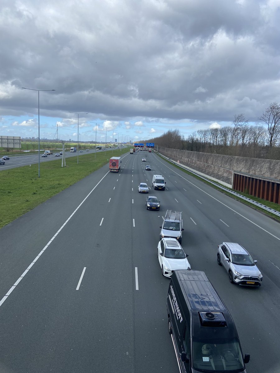 erics's tweet image. Tegen het verkeer in terug na ongeval bij #holendrecht #abcoude @AT5 @petershotnews 
Chaos in en om #abcoude