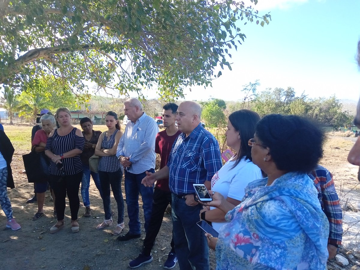 DrRobertoMOjeda's tweet photo. Los candidatos diputados @AsambleaCuba municipio #Cienfuegos regresamos a la comunidad Las Milpas, donde se intercambió con los vecinos y evaluamos la solución de los problemas identificados. Se acordaron acciones más integrales y sostenibles. Por eso #YoVotoXTodos. #Cuba https://t.co/Pt3VxUGGks