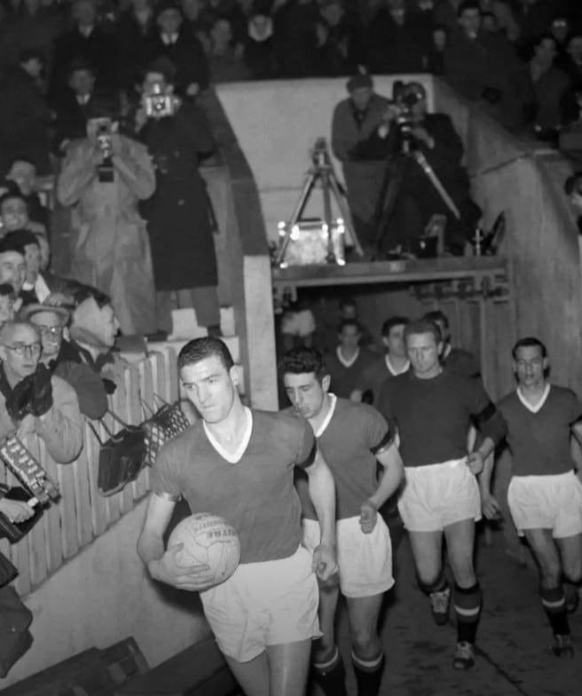Just 13 days after the Munich crash, survivor Bill Foulkes followed by Harry Gregg leads out the team to win 3 nil in the Fa Cup vs Sheffield Wednesday

Unbelievable.
#Munich58
#FlowersOfManchester