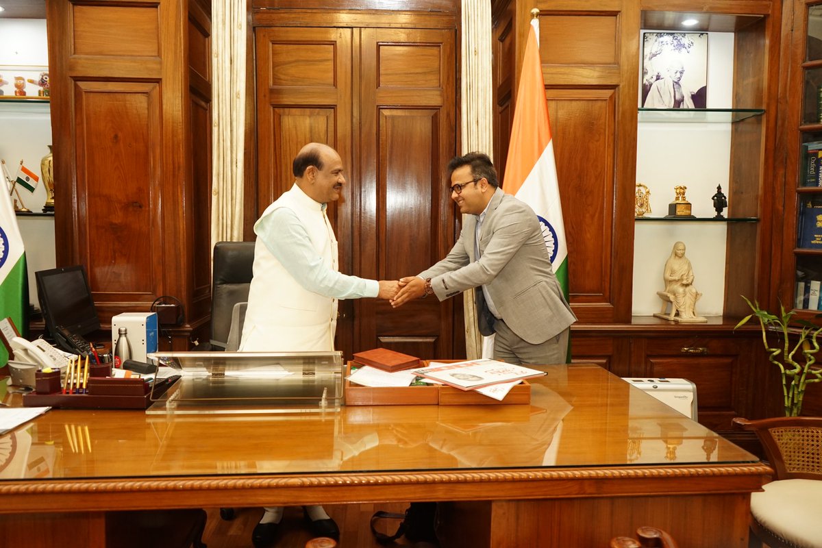 shantanu00's tweet photo. A courtesy meeting with Hnble Speaker LokSabha Shri Om Birla Ji &amp; presented My Book 📕 with a crisp chat on Decision Making in Public Life…..mesmerised by his aura &amp; sound understanding of Public life….😊

Find My Book : https://t.co/69Uc30RwjN
#winovereverydaybattles https://t.co/ifd6PTOayq