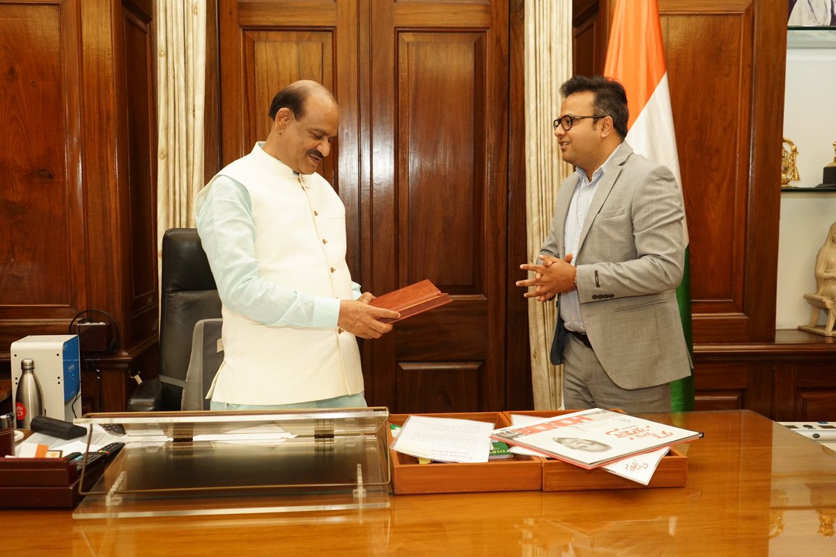 shantanu00's tweet photo. A courtesy meeting with Hnble Speaker LokSabha Shri Om Birla Ji &amp; presented My Book 📕 with a crisp chat on Decision Making in Public Life…..mesmerised by his aura &amp; sound understanding of Public life….😊

Find My Book : https://t.co/69Uc30RwjN
#winovereverydaybattles https://t.co/ifd6PTOayq