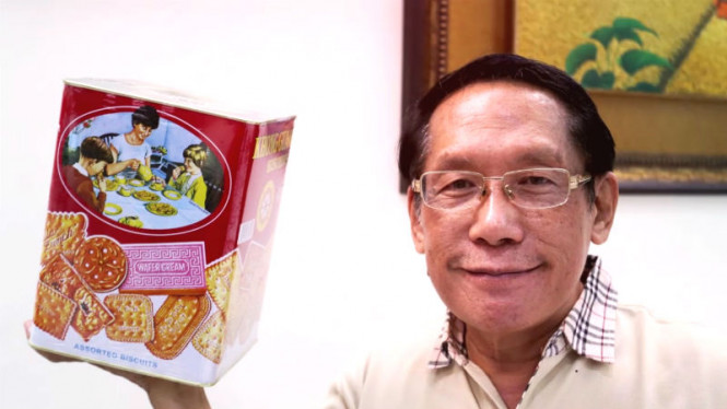 arbainrambey's tweet photo. Gambar di kaleng KhongGuan mengambil ilustrasi dari cergam anak karya harry Wingfield terbitan Inggris tahun 1959, lalu digambar ulang oleh Bernardus Prasodjo pada 1971. Kata teman saya Hendy Faizal, kehadiran sang ayah ada di album Led Zeppelin Presence (1976) https://t.co/Akvo9xWreM