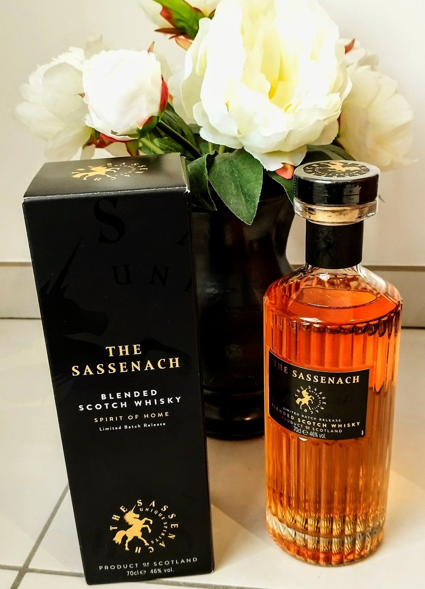 Carinebartender's tweet photo. Love this ❤️ 
The Scottish class ...

Just received my gold 🥃 So excited to taste....

Rep #charliegraystudio
@SamHeughan
@SassenachSpirit https://t.co/u8DEJZ88cG