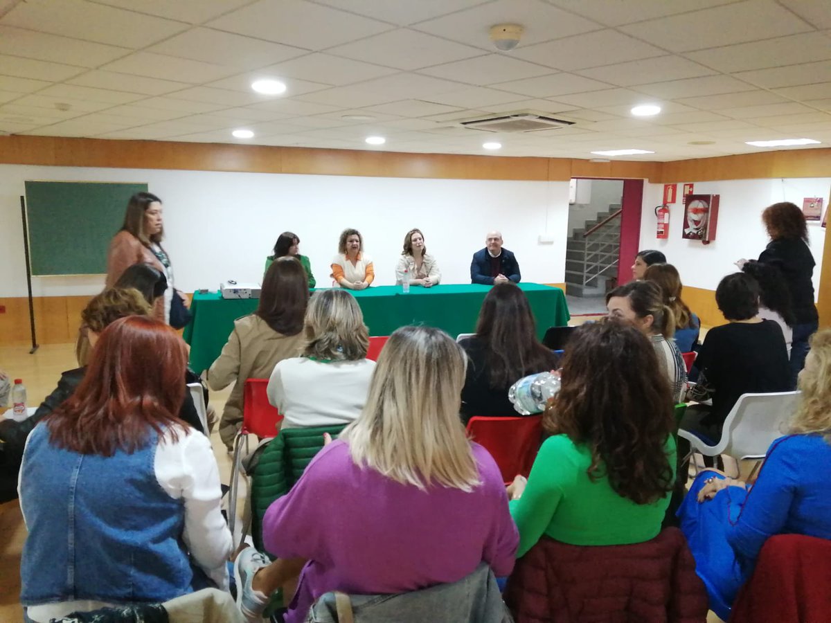 AndaluciaRELAS's tweet photo. #SaludPúblicaAndalucía
#Cadizrelas
Sesión formativa en prevención del suicidio a profesionales del @Cadiz_es en el marco del proyecto europeo #implemental, una iniciativa de la @saludand en la provincia de #Cadiz 
@VidaSaludAnd 
@BahiaJanda  
@EASPsalud 
@Jorge_delDiego https://t.co/qFDGL6jVbk