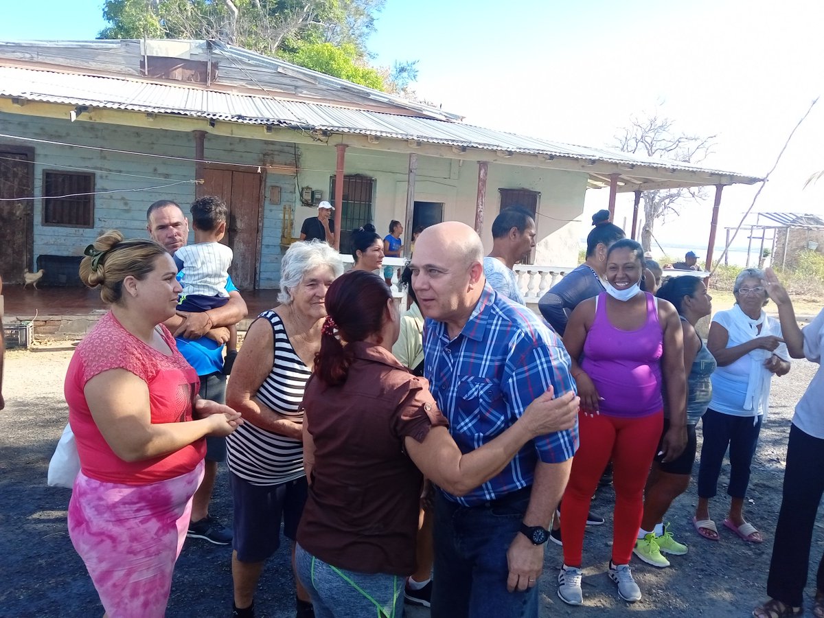 DrRobertoMOjeda's tweet photo. Los candidatos diputados @AsambleaCuba municipio #Cienfuegos regresamos a la comunidad Las Milpas, donde se intercambió con los vecinos y evaluamos la solución de los problemas identificados. Se acordaron acciones más integrales y sostenibles. Por eso #YoVotoXTodos. #Cuba https://t.co/Pt3VxUGGks