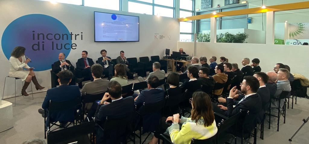 EdisonNews's tweet photo. Marco Di Domenica all’evento organizzato da @aidiluce racconta come #EdisonNext affianca le pubbliche amministrazioni nel loro percorso di #transizioneenergetica con un approccio end to end
#KeyEnergy @KeyEnergyit #IEGexpo @IEGexpo https://t.co/kEaZbRZzI5