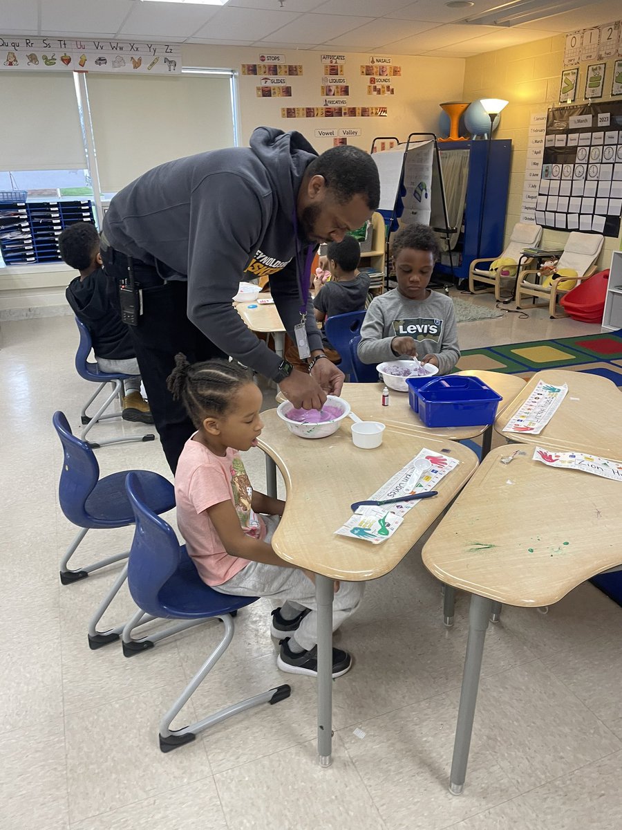 MsSpicerLSW's tweet photo. @MissMorelli1st and some Mills Tigers learning about the science of making slime! #STEAMcation #HerbertMillsSTEAMTigers https://t.co/hKIpXdpXhm
