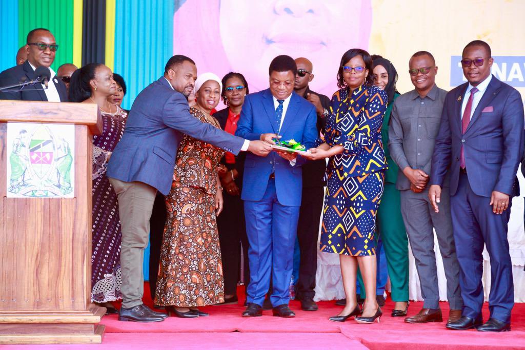 ummymwalimu's tweet photo. Aidha ninawashukuru wadau wetu wakiwemo @WHO_Tanzania @GlobalFund @USAIDTanzania @CdcTanzania na Taasisi zs kiraia zikiwemo @stoptbtanzania @AmrefTanzania @mdh_tanzania @MkapaFoundation @hjfmri #MKUTA @NACOPHA kwa kuunga mkono jitihada zetu za kutokomeza TB nchini #StopTBTanzania https://t.co/2H9vja94aA