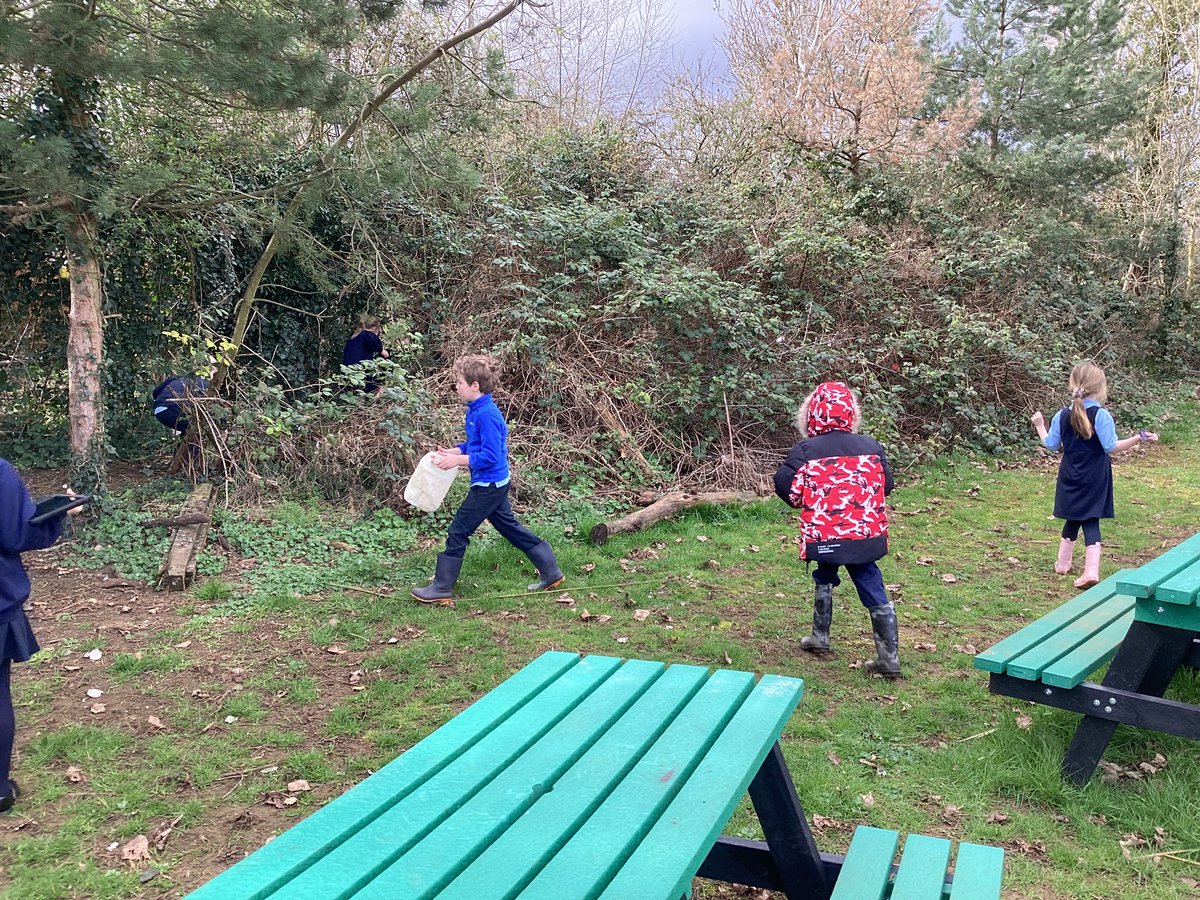 MrsTyler_2's tweet photo. THE BIG CLEAN UP!!

Year 2 are doing a brilliant job of litter picking after today’s outdoor learning lesson.

@MrHardstaff @bastonceprimary #eco #litterpicking #lookingaftertheenvironment https://t.co/PsRO6WjR0B