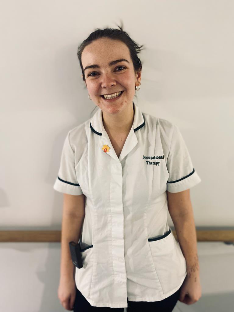 Happy #daffodilday 🌼 from all at @ot_svuh! Meet our recently appointed first dedicated Senior OT in cancer care Laoibhse. Laoibshe wears her daffodil pin with pride today as she works alongside a MDT dedicated to delivering excellence in cancer care here in SVUH @IrishCancerSoc