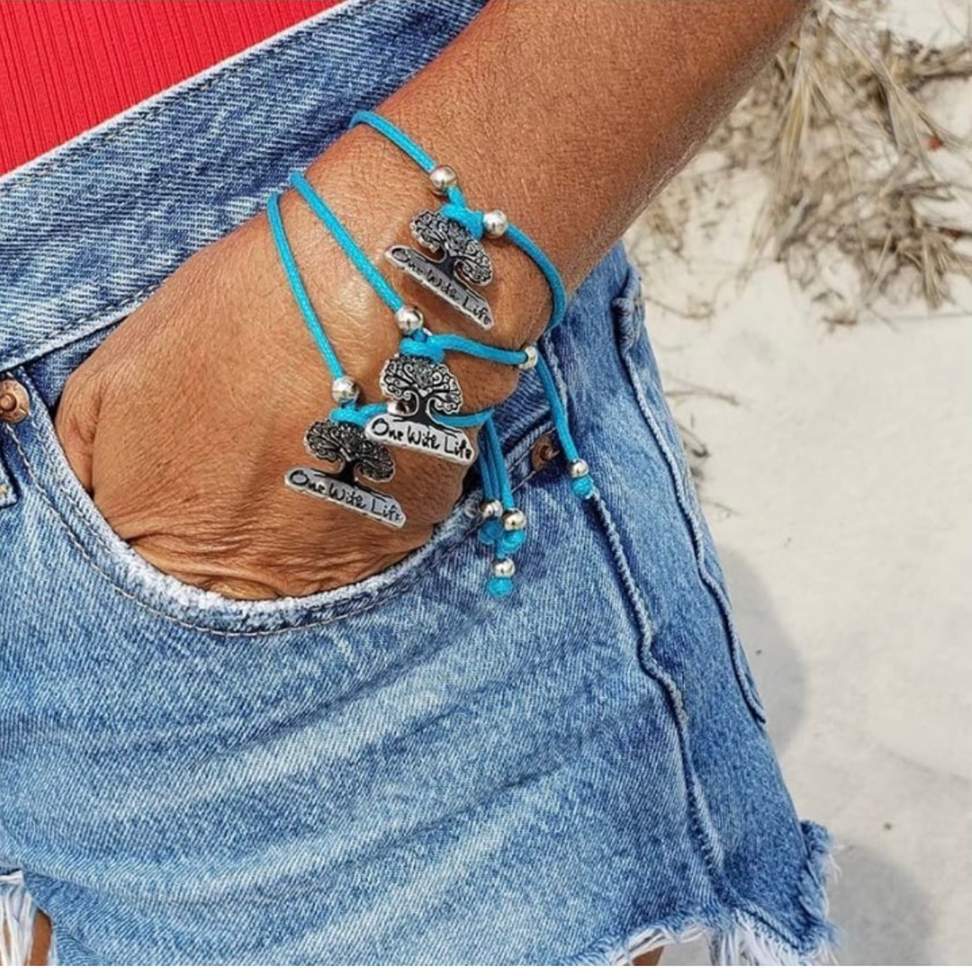 🎶I have one hand in my pocket and the other one is holding a glass of One With Life Organic Tequila! 🎶🍹
-
Happy Friday!
-
#fridayvibes #tgif #supportsmallbusiness #organictequila #tequilabracelet #womanownedtequila #onewithlifetequila