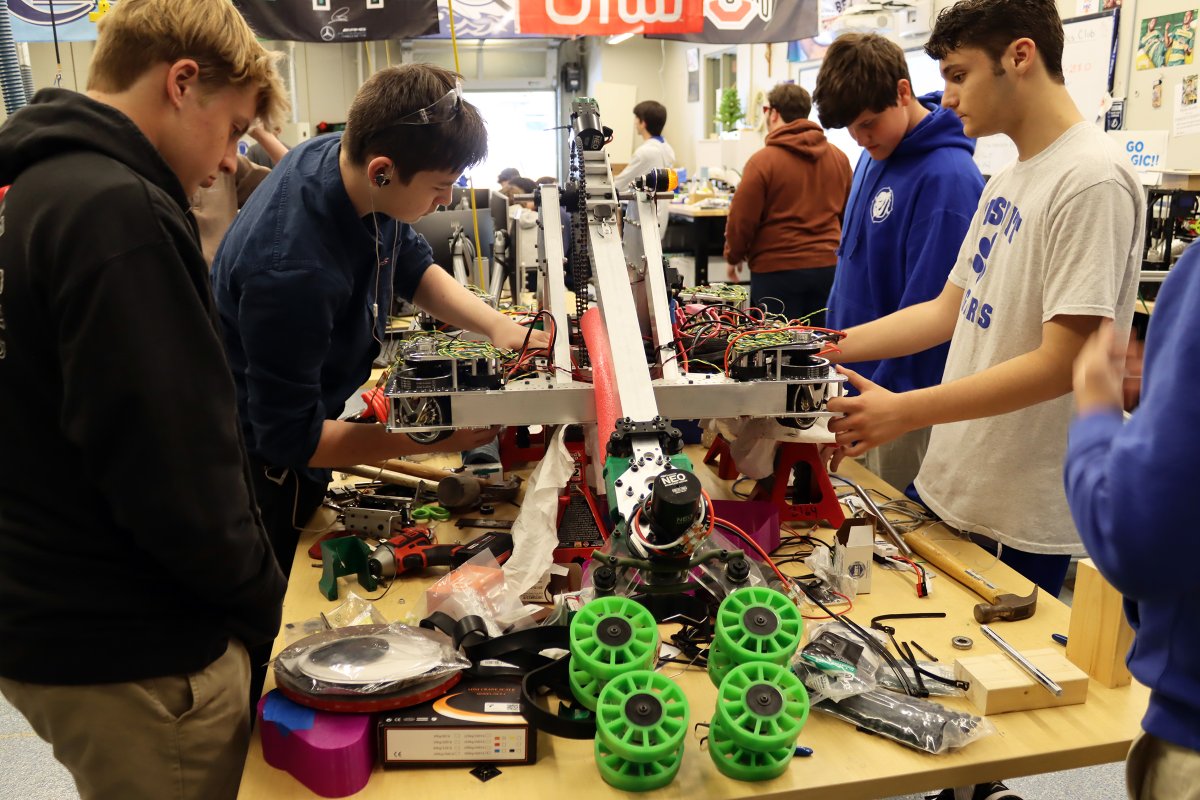 JesuitTampaFL's tweet image. Jesuit&apos;s Robotics team is off to Tallahassee for the FRC regional competition. They&apos;ve been hard at work building their most ambitious robot yet. The team will scrimmage 39 other teams, before beginning ranked play on Saturday. Good luck, Stealth Tigers! 

#AMDG #JesuitRobotics