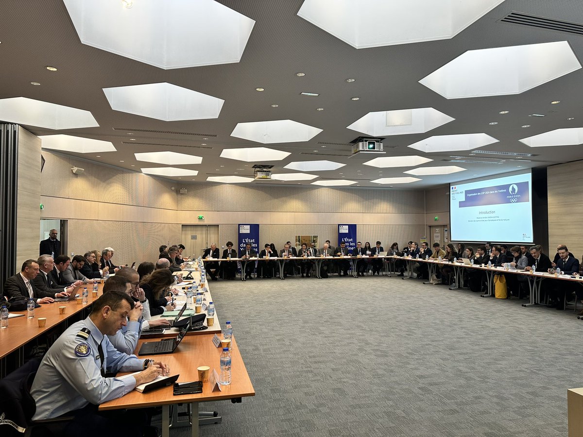#Yvelines
Ce matin, se tenait le 5ème comité départemental olympique #JOP2024, co-présidé par la ministre <a href="/AOC1978/">Amélie Oudéa-Castéra</a> &amp; JJ Brot <a href="/Prefet78/">Préfet des Yvelines 🇫🇷</a>, en présence de <a href="/JMFourgous/">Jean-Michel FOURGOUS</a>, <a href="/FdeMazieres/">François de Mazières</a>, <a href="/odelafr/">Olivier de LA FAIRE</a> &amp; l’ensemble des acteurs mobilisés <a href="/Paris2024/">Paris 2024</a> <a href="/PoliceNat78/">Police Nationale 78</a> <a href="/Gendarmerie_078/">Gendarmerie des Yvelines</a> <a href="/pompiers78/">pompiers78</a>.