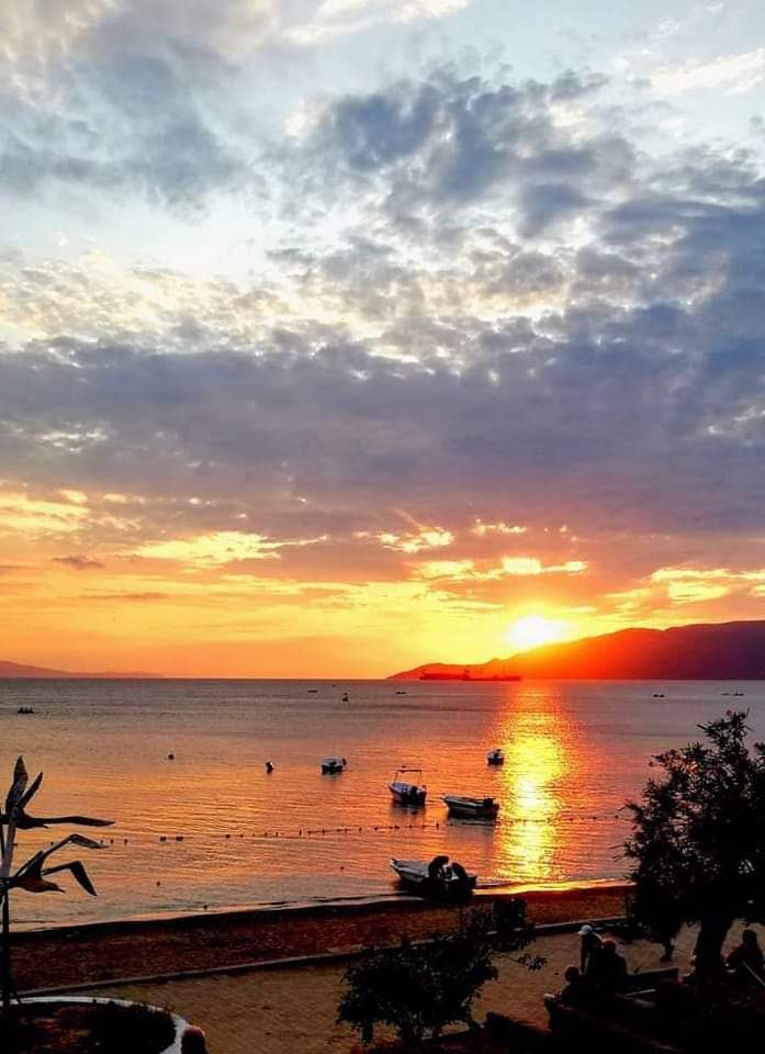 Ve hayat der ki; dostluk ipekten bir gömlek gibidir... 
Onu taşımayı bilemezsiniz..
Sırtınızdan kayıverecektir...
Sırtında dost gömleği olmayan yürekler 
hep üşürler...!
Sevdiklerinizle Birlikte 🌺
En Güzel Akşamlar Sizlerin Olsun🌠