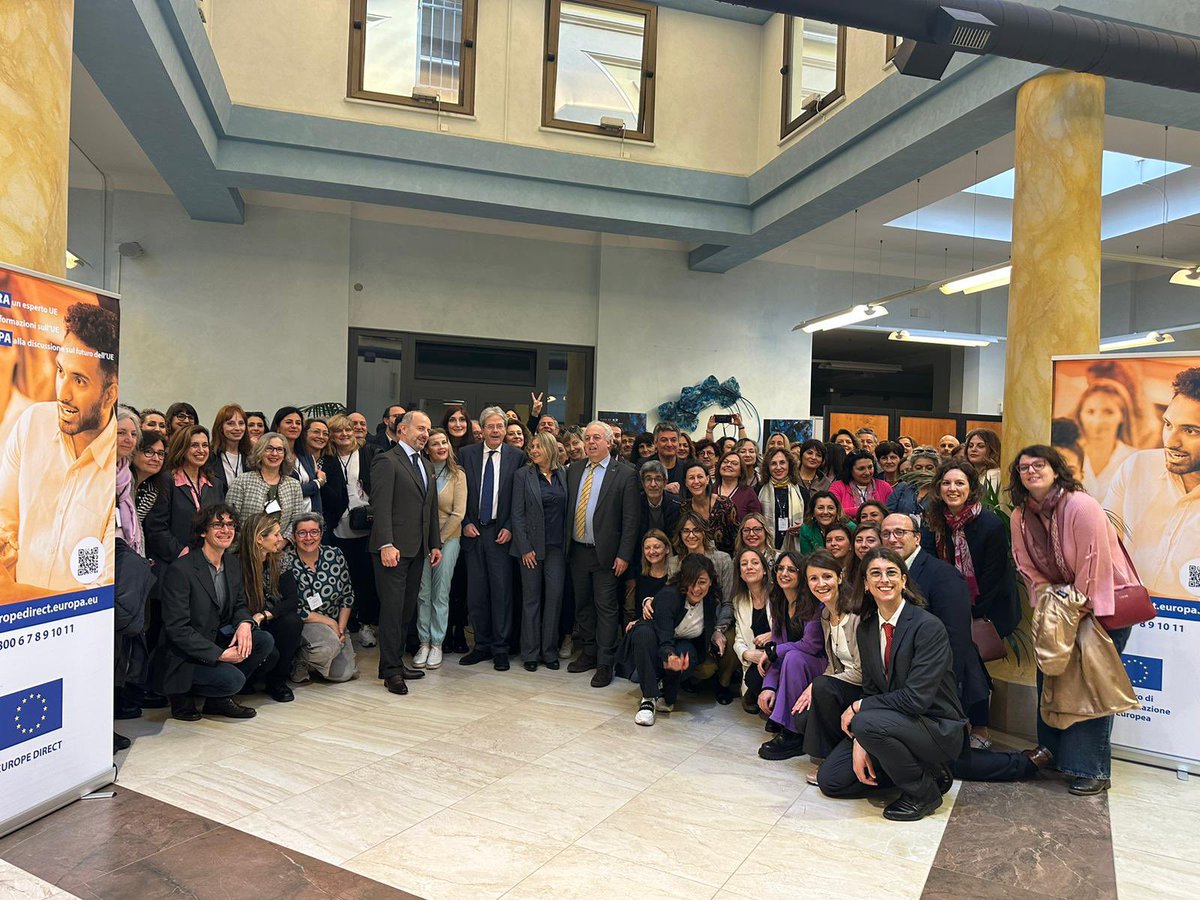 Il Commissario <a href="/PaoloGentiloni/">Paolo Gentiloni</a> insieme alla rete #EuropeDirect e allo staff <a href="/europainitalia/">UE in Italia</a> oggi a Roma 📸 👇🏻
