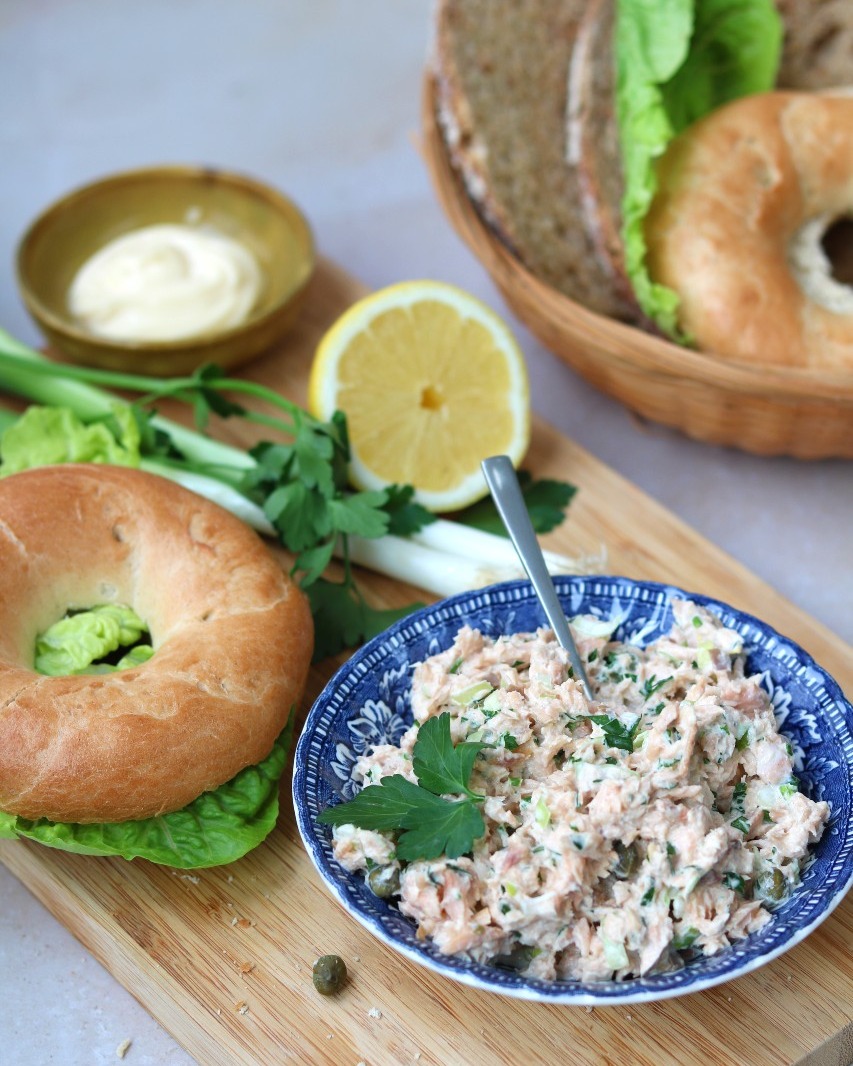 AlaskaSeafoodUK's tweet photo. Canned Alaska Salmon salad and a bagel? Yes, please! Quick and nutritious lunch idea that will only take you 5 minutes! 😋

📷 by @Linda_Peek  

#AskForAlaska #TheAlaskaWay 
#seafood #FreeNotFarmed  #Alaska #seafood https://t.co/4vErWGTFas